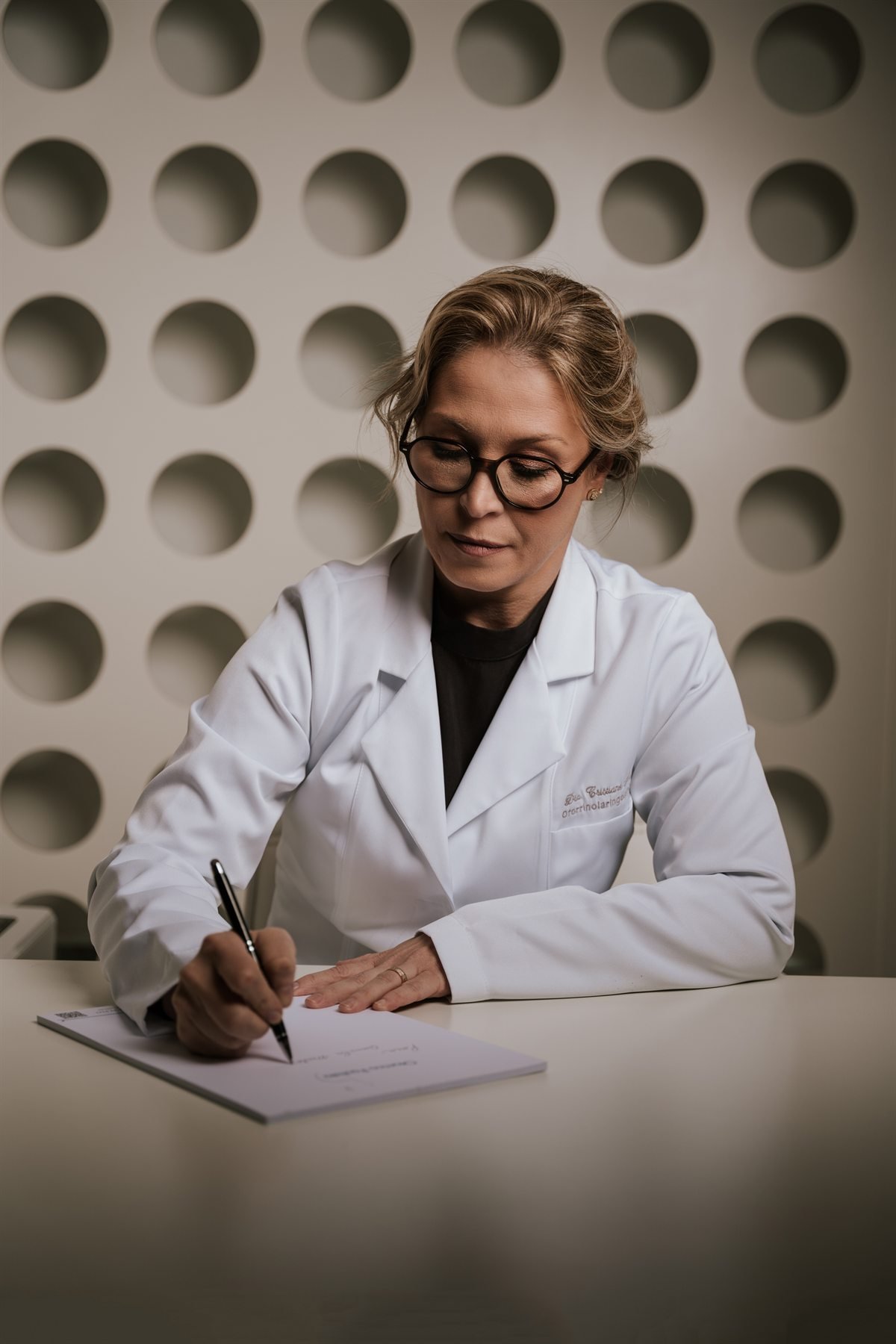 Dra. Cristiane Adami analisando anotações durante o planejamento do cuidado