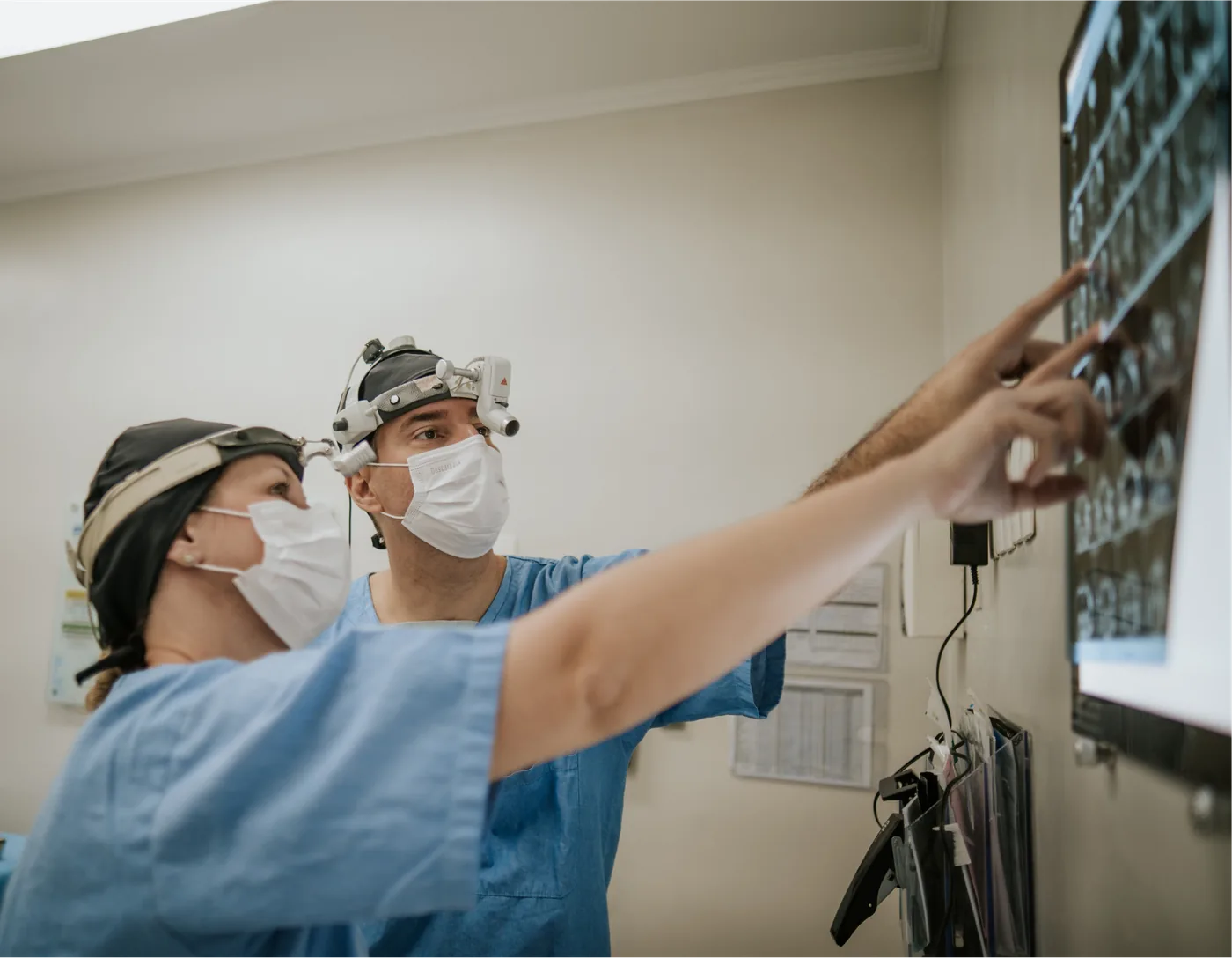 Equipe médica avaliando exames de imagem